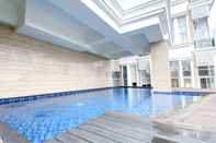 Swimming Pool Modern Look Studio Apartment Loft at Apple 1 Condovilla By Travelio