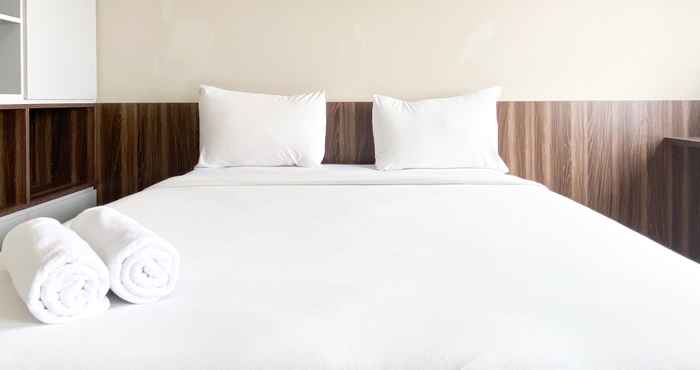 Kamar Tidur Homey and Comfy Studio at Gateway Park LRT City Bekasi Apartment By Travelio