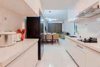 Ruang Umum Spacious and Homey 3BR Sky House BSD Apartment By Travelio