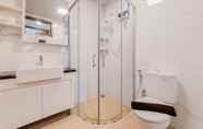 Toilet Kamar 3 Spacious and Homey 3BR Sky House BSD Apartment By Travelio