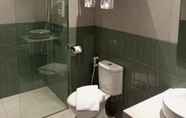 Toilet Kamar 7 La Cama Boutique Hotel