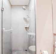 In-room Bathroom 4 Warm and Modern 2BR at Menara Jakarta Kemayoran Apartment By Travelio