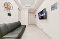 Ruang untuk Umum Warm and Modern 2BR at Menara Jakarta Kemayoran Apartment By Travelio
