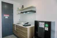 Ruang untuk Umum Comfy and Well Furnished Studio Collins Boulevard Apartment By Travelio