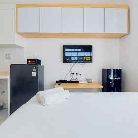 Bedroom 1 Homey and Best Deal Studio Sky House Alam Sutera Apartment By Travelio, South Tangerang Hotels