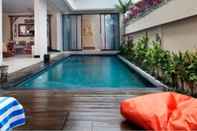 Kolam Renang Soleil Suites Petitenget By the jero 18