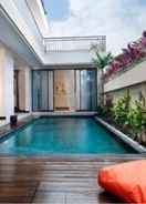 SWIMMING_POOL Soleil Suites Petitenget By the jero 18