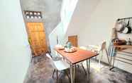 Quầy bar, cafe và phòng lounge 2 Homestay Jogja Rumah Obit By Simply Homy