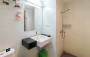In-room Bathroom 4 Comfy and Nice Studio at Beverly Dago Apartment By Travelio