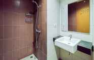 Bilik Mandi dalam Bilik 6 The Urbanite 2BR at Dago Suites Apartment By Travelio