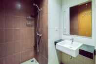 In-room Bathroom The Urbanite 2BR at Dago Suites Apartment By Travelio