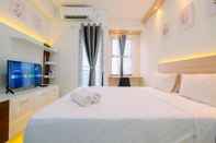Kamar Tidur Homey and Good Studio at Transpark Cibubur Apartment By Travelio