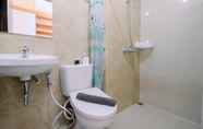 Toilet Kamar 7 Homey and Good Studio at Transpark Cibubur Apartment By Travelio