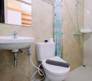 Toilet Kamar 7 Homey and Good Studio at Transpark Cibubur Apartment By Travelio