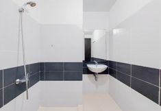 In-room Bathroom 6 Modern Look 1BR at Scientia Residence Apartment By Travelio
