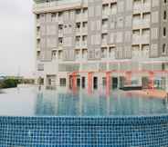 สระว่ายน้ำ 6 Modern and Best Deal 2BR Amazana Serpong Apartment By Travelio