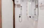 Toilet Kamar 4 Comfortable Studio Apartment Sky House BSD By Travelio