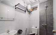 Toilet Kamar 5 Modern 2BR at Suites @Metro By Travelio