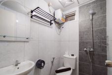 ห้องน้ำภายในห้อง Modern 2BR at Suites @Metro By Travelio
