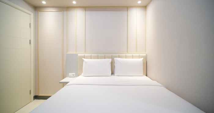 Kamar Tidur Clean and Luxury 2BR at Benson Supermall Mansion Apartment By Travelio