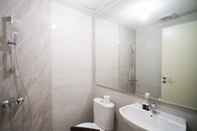 Toilet Kamar Clean and Luxury 2BR at Benson Supermall Mansion Apartment By Travelio