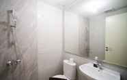 In-room Bathroom 7 Clean and Luxury 2BR at Benson Supermall Mansion Apartment By Travelio