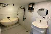 Toilet Kamar Glamping Tropical House and Mini Golf (Syariah)