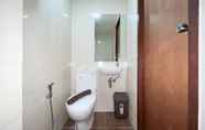 In-room Bathroom 4 Scenic and Cool Studio Apartment Vida View Makassar By Travelio