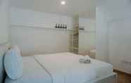 Kamar Tidur 3 Homey and Comfortable Studio Loft at Kingland Avenue Apartment By Travelio