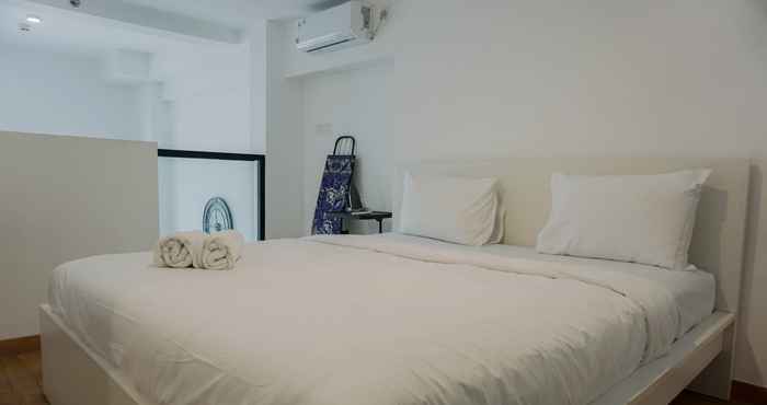 Bilik Tidur Homey and Comfortable Studio Loft at Kingland Avenue Apartment By Travelio