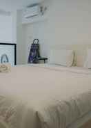 BEDROOM Homey and Comfortable Studio Loft at Kingland Avenue Apartment By Travelio