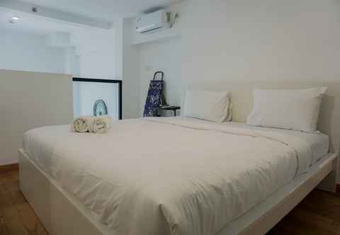 Bedroom Homey and Comfortable Studio Loft at Kingland Avenue Apartment By Travelio