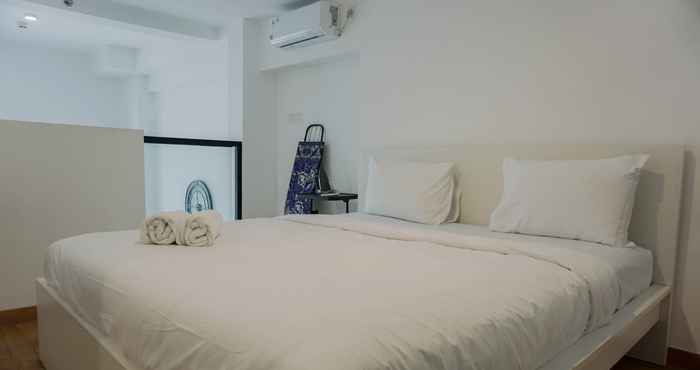 Bedroom Homey and Comfortable Studio Loft at Kingland Avenue Apartment By Travelio