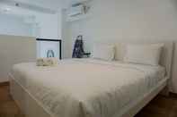 Bedroom Homey and Comfortable Studio Loft at Kingland Avenue Apartment By Travelio