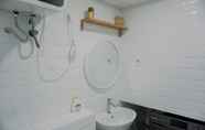 In-room Bathroom 6 Homey and Comfortable Studio Loft at Kingland Avenue Apartment By Travelio
