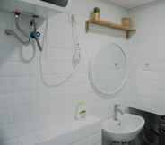 In-room Bathroom 6 Homey and Comfortable Studio Loft at Kingland Avenue Apartment By Travelio