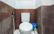 Toilet Kamar 5 Simply and Comfy 2BR at Apartment Gateway Ahmad Yani Cicadas By Travelio