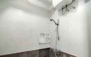 Toilet Kamar 6 Simply and Comfy 2BR at Apartment Gateway Ahmad Yani Cicadas By Travelio