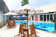 Kolam Renang Warm and Homey Studio at Metropark Condominium Jababeka Apartment By Travelio