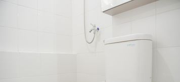 客房内浴室 6 Homey and Gorgeous 2BR Bassura City Apartment near Mall By Travelio