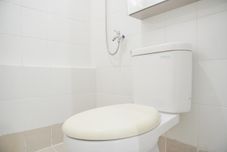 客房内浴室 Homey and Gorgeous 2BR Bassura City Apartment near Mall By Travelio