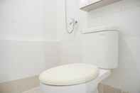 Toilet Kamar Homey and Gorgeous 2BR Bassura City Apartment near Mall By Travelio