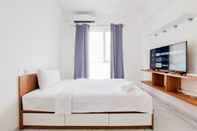 Bedroom Cozy and Restful Apartment Studio Sky House Alam Sutera By Travelio