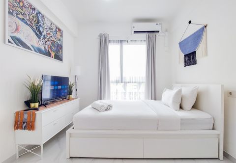 卧室 Homey and Comfortable Studio at Sky House Alam Sutera Apartment By Travelio