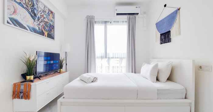 Bilik Tidur Homey and Comfortable Studio at Sky House Alam Sutera Apartment By Travelio