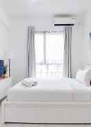 BEDROOM Homey and Comfortable Studio at Sky House Alam Sutera Apartment By Travelio