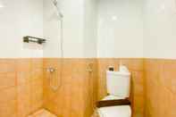 Toilet Kamar Homey and Good Choice 2BR at Green Pramuka City Apartment By Travelio