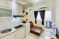 พื้นที่สาธารณะ Homey and Good Choice 2BR at Green Pramuka City Apartment By Travelio