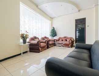 Lobby 2 RedDoorz Plus @ Grace Residence Surabaya