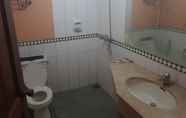 Toilet Kamar 5 Villa Pantai Carita